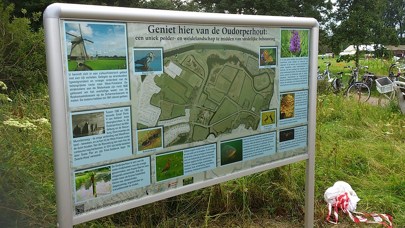 Polychromal schenkt informatiebord Oudorperhout aan gemeente Alkmaar