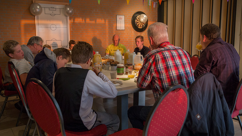 Kolping Boys biedt scheidsrechters ontbijt aan op eerste dag Week van de Scheidsrechter