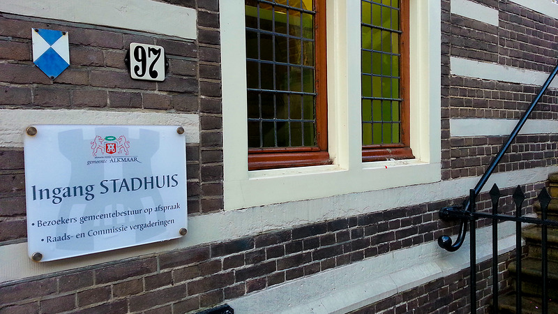 Gemeente verwacht grote belangstelling bij vergadering over asielzoekers: extra beveiliging en videoschermen