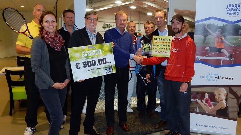 Jeugdsportfonds Alkmaar ontvangt cheque van TC Daalmeer
