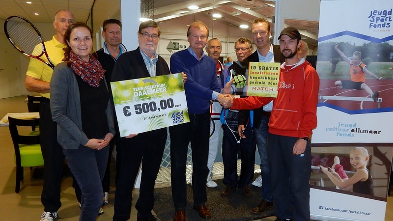 Jeugdsportfonds Alkmaar ontvangt cheque van TC Daalmeer