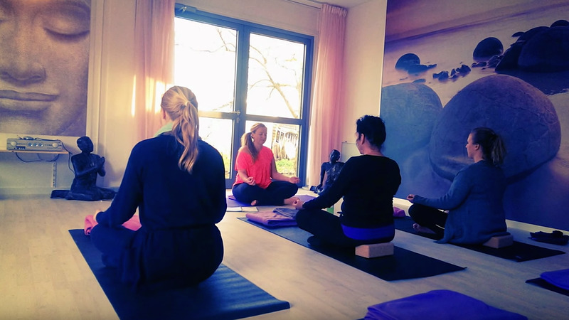Verlichting in de polder: yoga- en meditatielessen in de Mijzenpolder