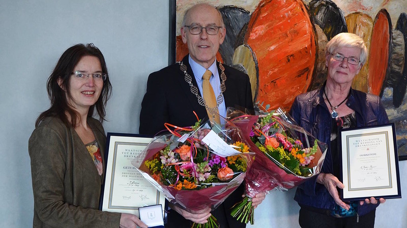 Burgemeester reikt oorkonde en medaille uit aan moedige Langedijkers
