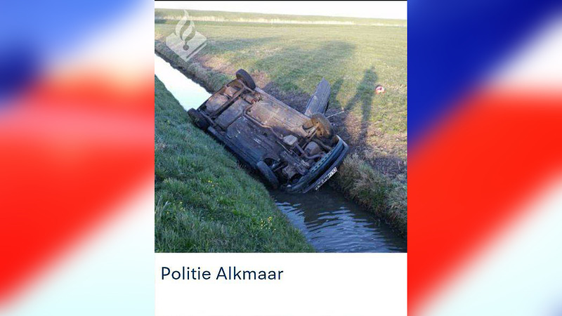 Toeristen met auto op de kop in de sloot