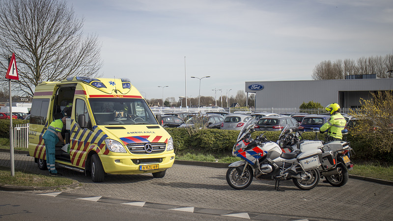 Motorrijder zonder motorkleding onderuit: flinke wond aan been
