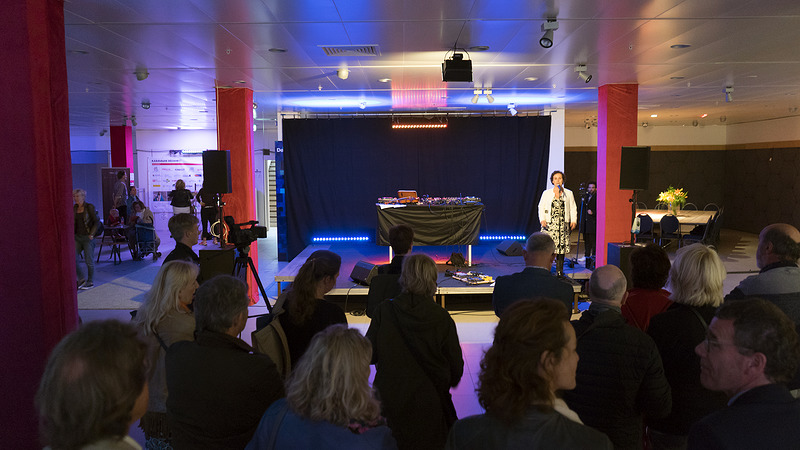 Wethouder Anjo van de Ven opent festival Karavaan