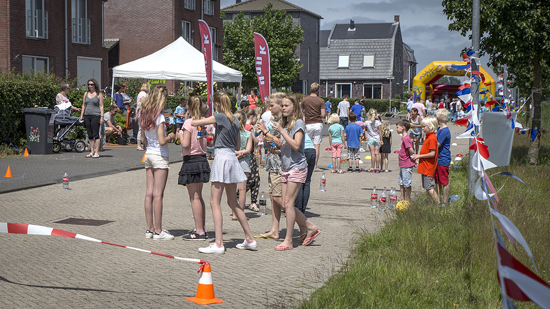 Veel kinderen buiten tijdens zonnige Buitenspeeldag