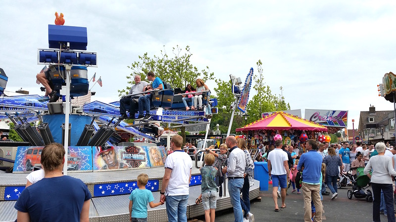 Kermis Raadhuisplein in volle gang