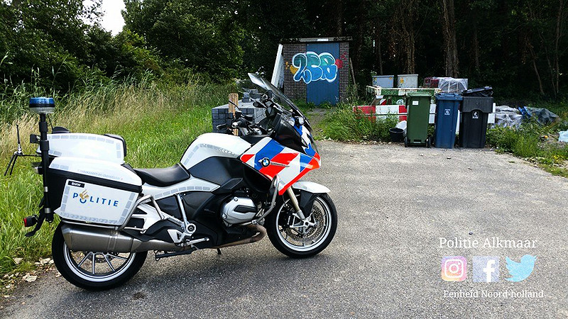 Vluchtende scooterrijder rijdt zichzelf klem op doodlopende Herenweg