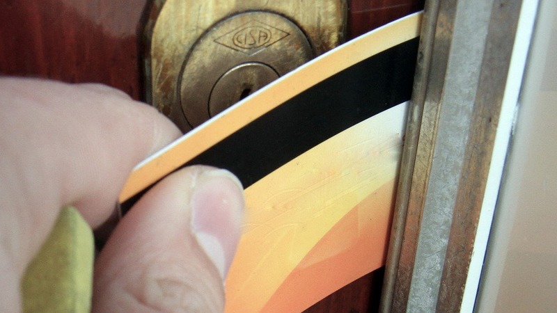 Inbreker 'flippert' zichzelf naar binnen bij huis Laan van Bath