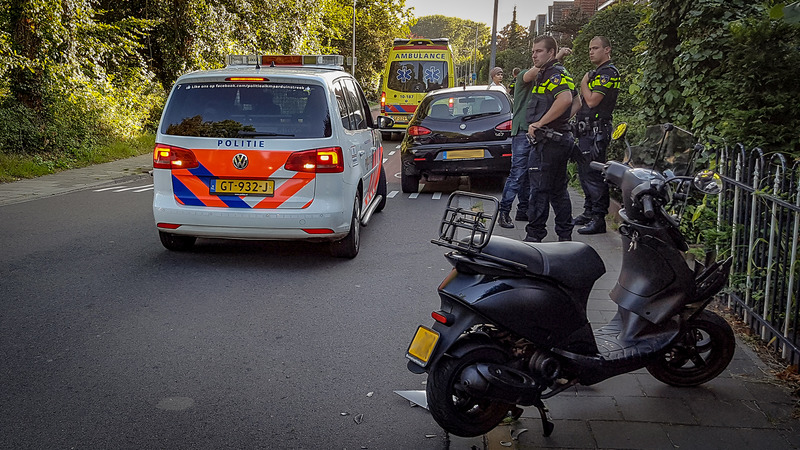 Verkeersergernis leidt tot kop-staart botsing tussen auto en scooter