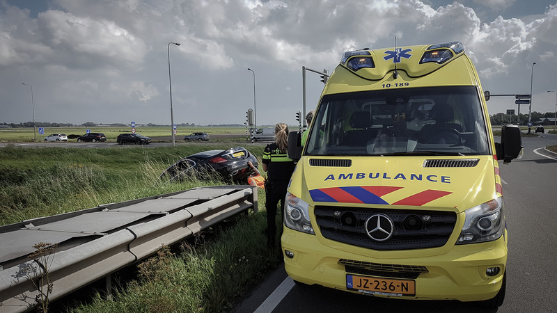 Automobilist rijdt bijna van talud aansluiting N243 op N244 af