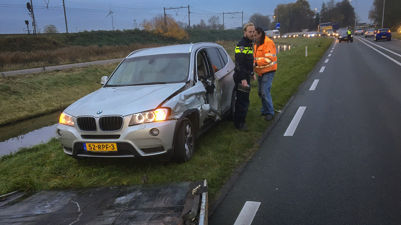 Auto volledig opengereten na bizar voorval N242