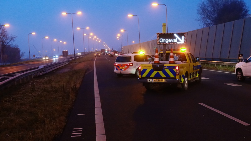 Botsing veroorzaakt lange file op N242