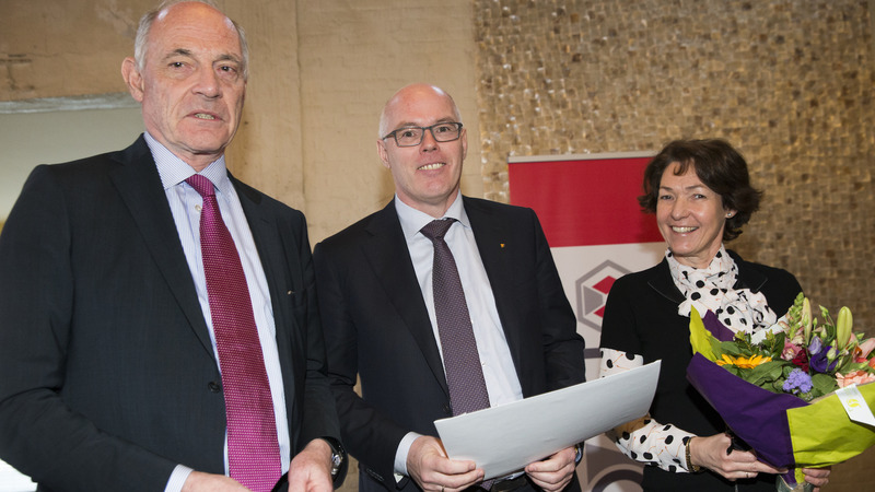 Ere-insigne in goud voor oud-directeur HVC