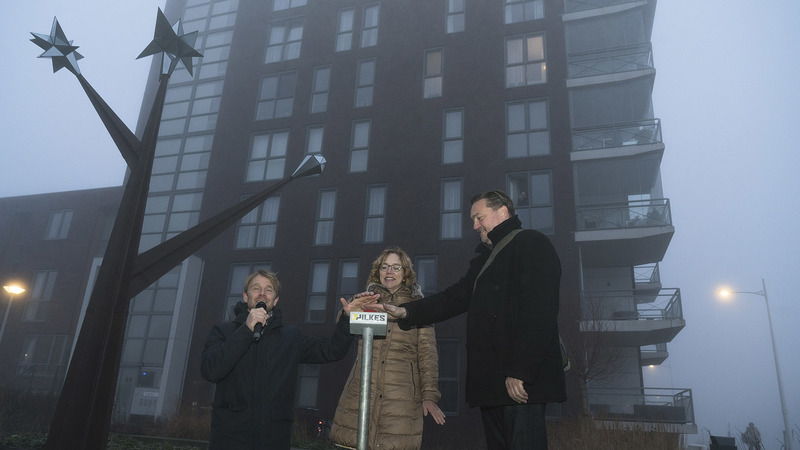 Wethouder Van de Ven onthult kunstwerk Crystal Tree