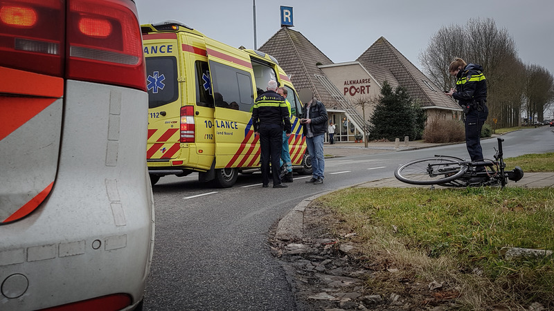 Fietser naar ziekenhuis na afsnijden bocht door bestelbus