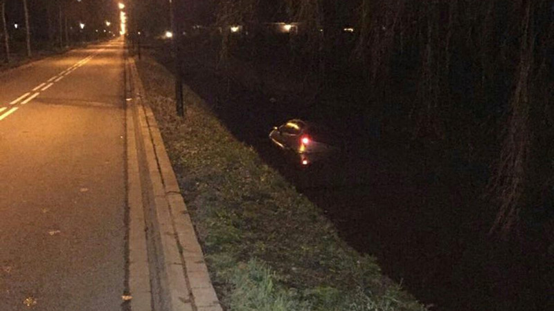 Auto te water langs Jan Glijnisweg