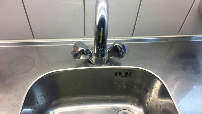 Politie helpt bejaarde met lastige waterkraan