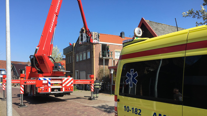 Brandweer haalt slachtoffer via balkon naar beneden