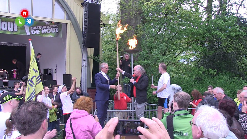 Legervoertuigen begeleiden Bevrijdingsvuur naar eindpunt