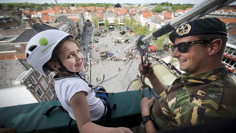 Militairen presenteren zich tijdens Landmachtdagen