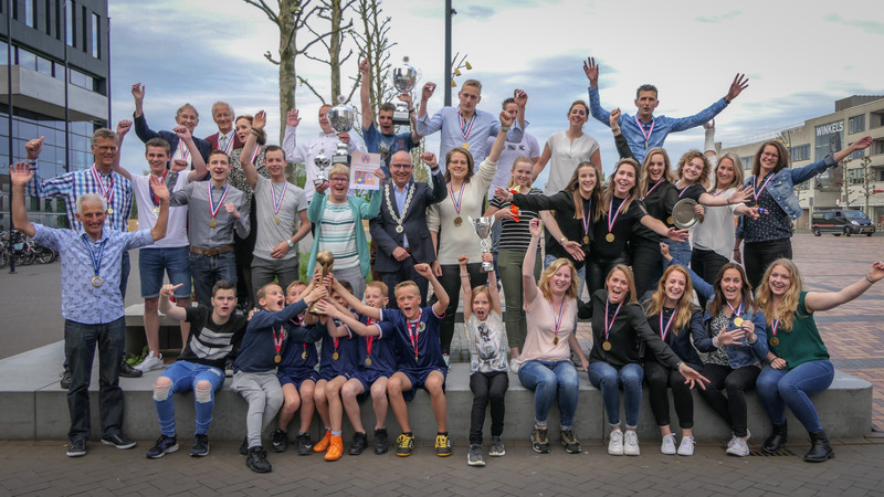 Waardse sporthelden feestelijk gehuldigd op het gemeentehuis