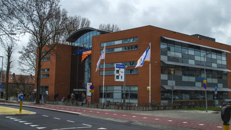 Verliefde leerlinge mag geen contact meer met juf