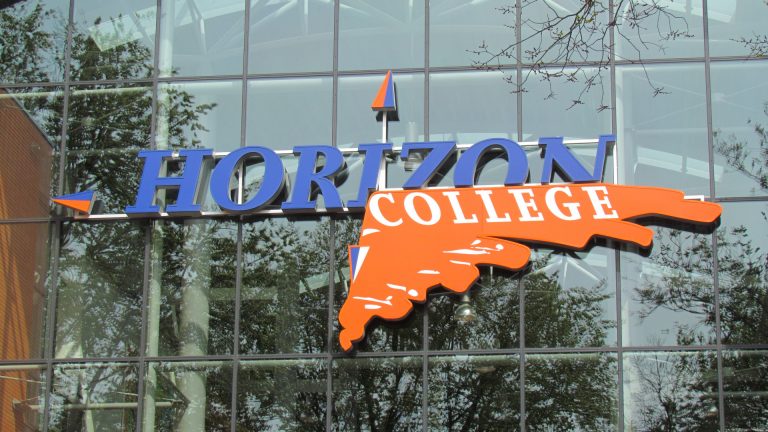 Kunstenaar STHOM. en leerlingen Horizon College fleuren Stationsplein op