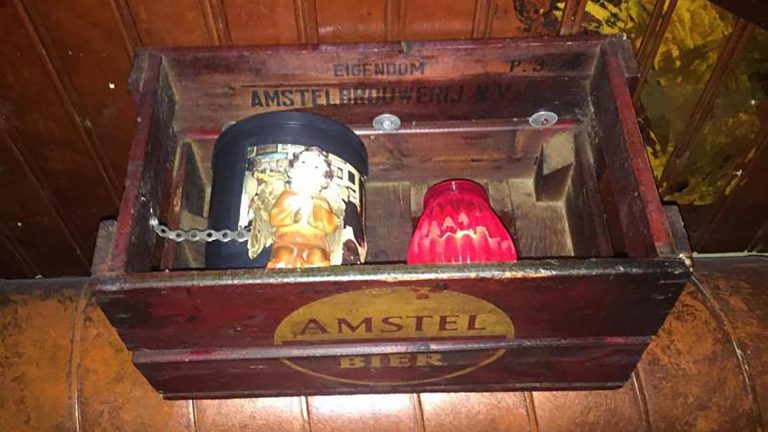 Urn met as uit café ’t Hartje gestolen