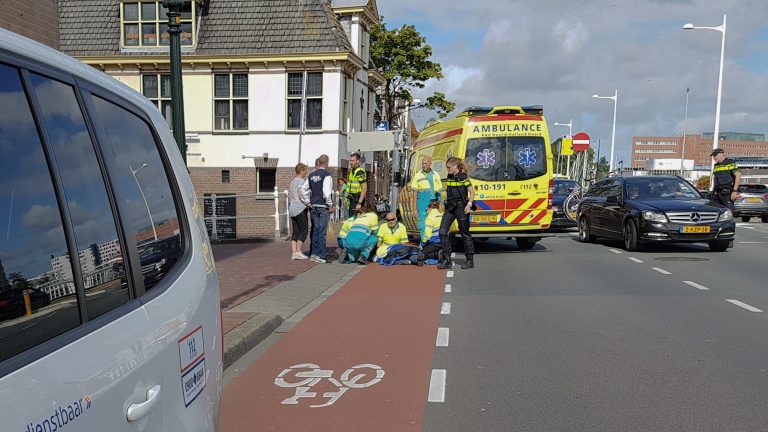 Snorfietser onderuit na aanrijding Kanaalkade