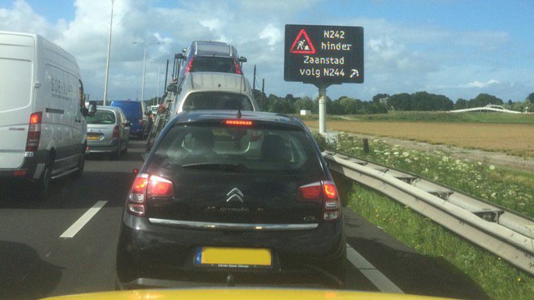 Defecte vrachtwagen op N242 zet verkeer muurvast