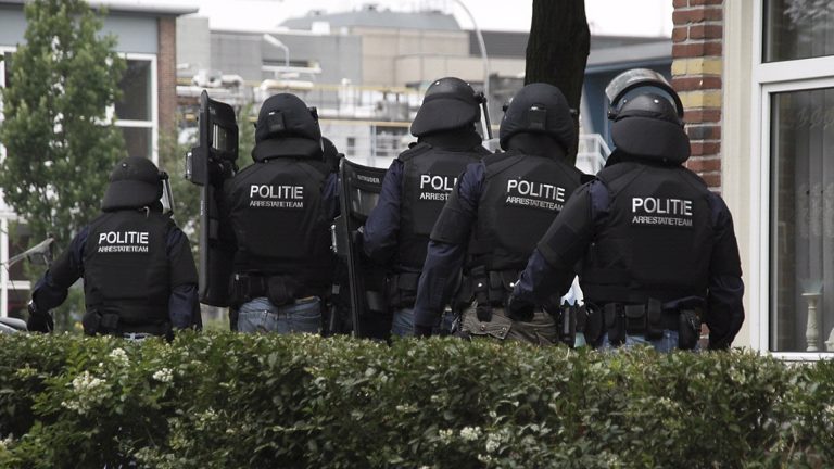 Arrestatieteam en onderhandelaar naar dronken man in Obdam