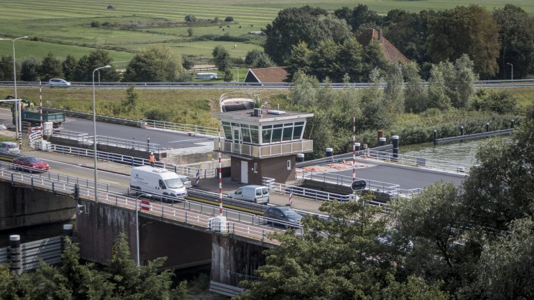 Inhangen brugdek Leeghwaterbrug live op TV en internet