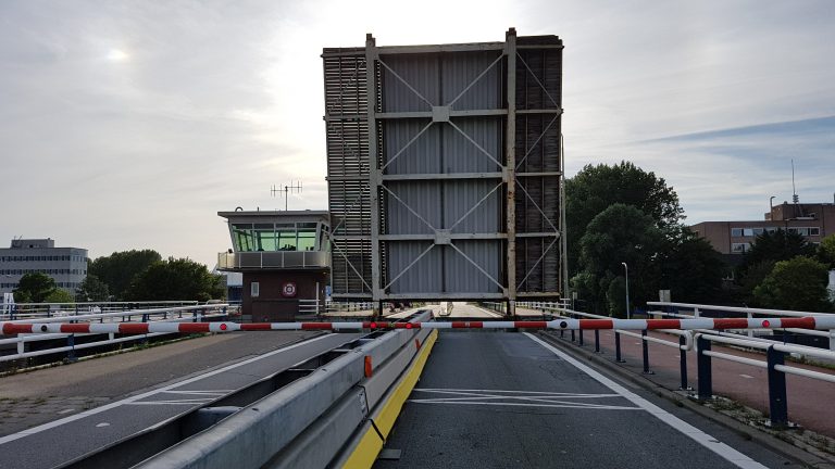 Vanavond toch hinder voor weggebruikers bij eerste test Leeghwaterbrug