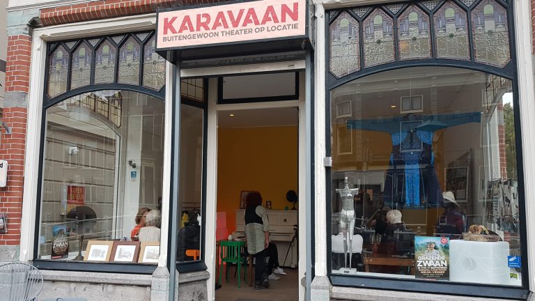 Karavaan houdt feestelijke opening nieuwe stek met winkel