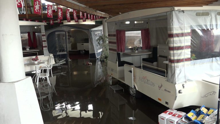 Storm velt boom, valt op waterleiding; bedrijfsvloer blank