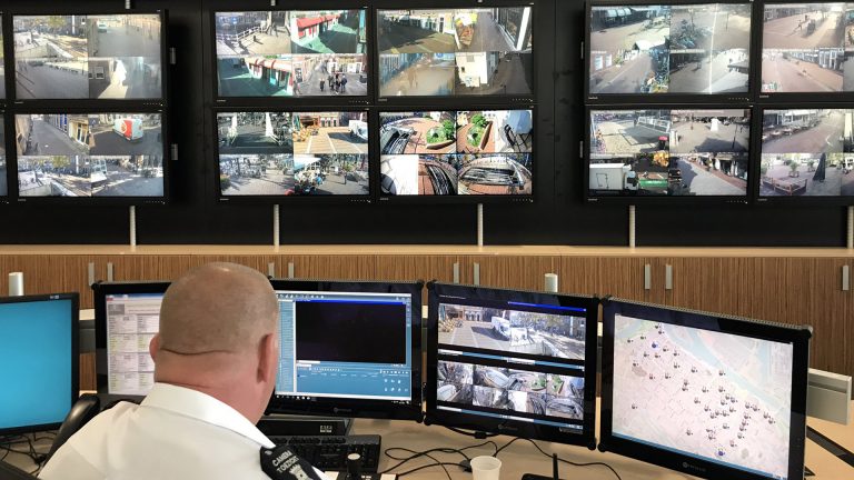 Een kijkje in het Alkmaarse zenuwcentrum van cameratoezicht