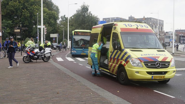 Fietsster gewond bij aanrijding op Kanaalkade