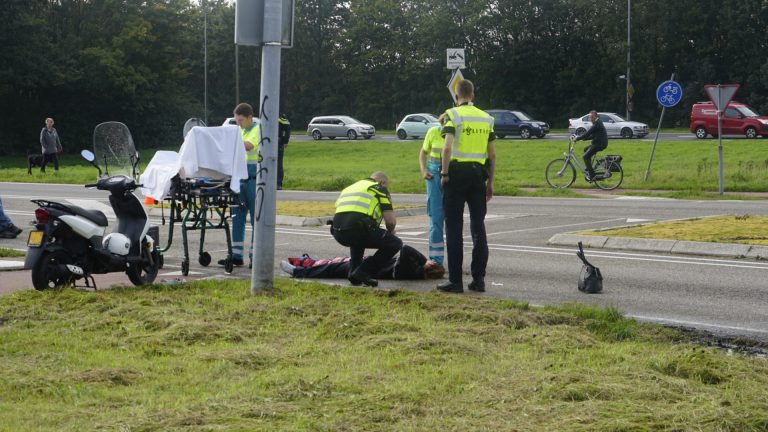 Scooterrijdster valt lelijk op oversteek Helderseweg-Kogendijk