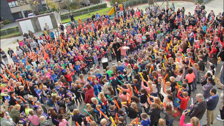 Kleurrijke kick-off muziekproject op twee basisscholen