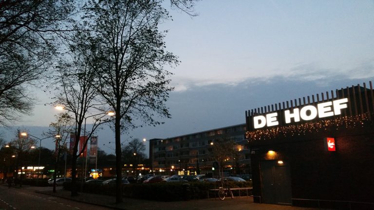 Politie checkt veiligheid De Hoef met winkeliers en CCV