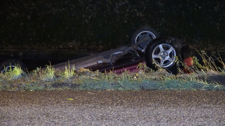 Auto te water langs Jan Glijnisweg na uitwijkmanoeuvre