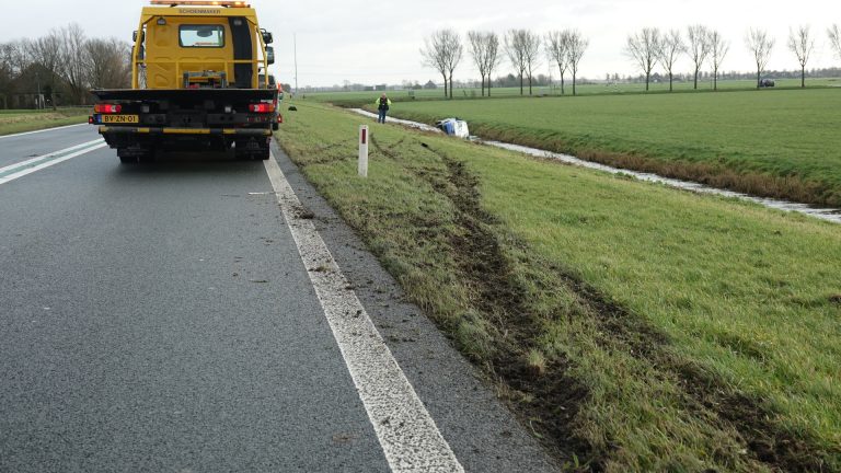 Met auto te water na glijpartij door berm langs N244