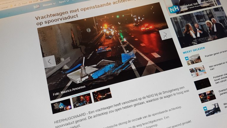 Vrachtwagen ramt spoorviaduct N242 Heerhugowaard