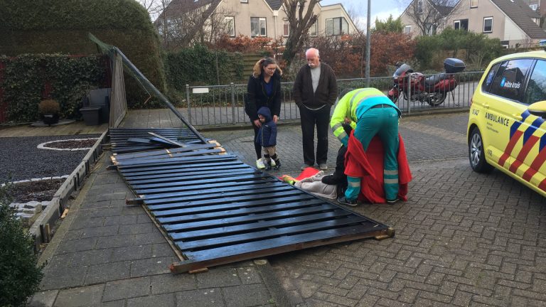 Man gewond tijdens zekering van half omgewaaide schutting