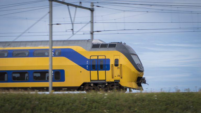 Bomenrij valt op bovenleiding en trein in Heiloo