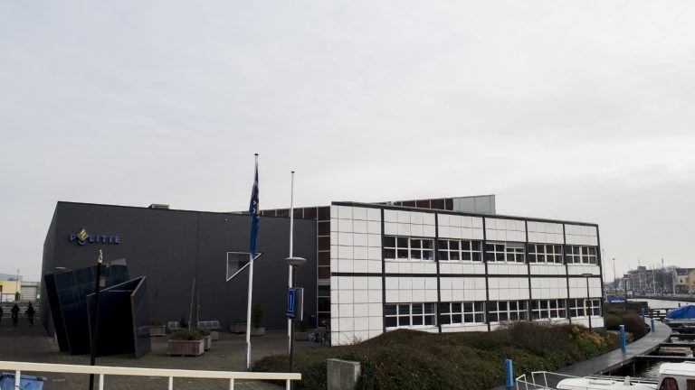 Wildplasser slaat agent in het gezicht