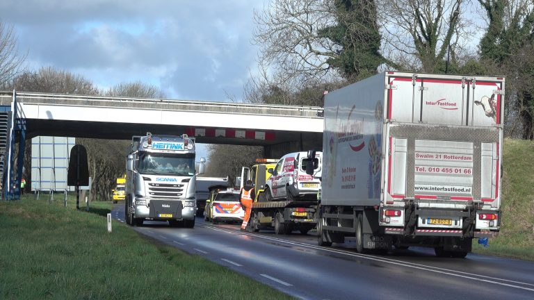 Kettingbotsing bij Heerhugowaard door remmende vrachtwagen op N242