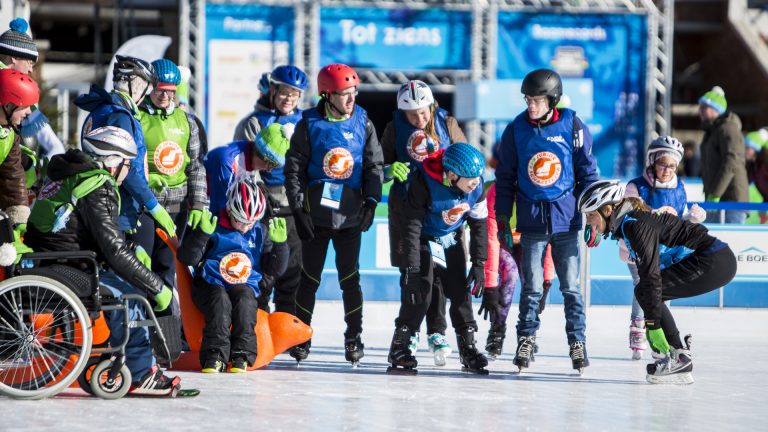 IJspret voor Alkmaarse G-sporters tijdens KPN Schaatsvriendendag